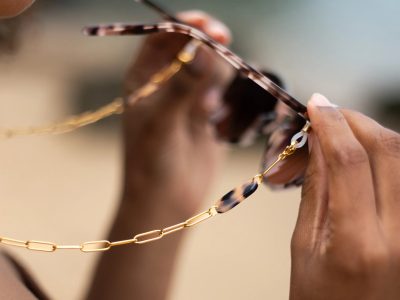 La chaîne de lunettes : l’accessoire incontournable de l’automne-hiver